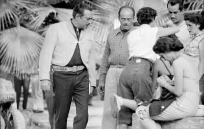 Pedro Armendáriz observa a peinadora arreglar a María Félix en locación cinematografica