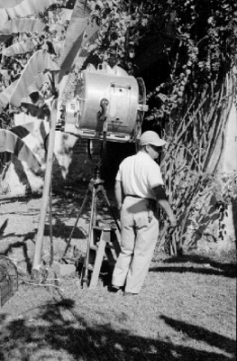 Operario de iluminación durante filmación en locación de la película Canasta de Cuentos Mexicanos