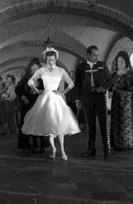 María Félix, Pedro Armendáriz y extras, durante escena de la película Canasta de Cuentos Mexicanos