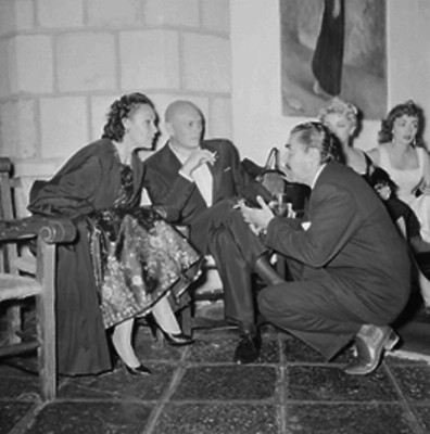 Emilio El Indio Fernández conversando con Dolores del Río y Yulg Briner en su casa