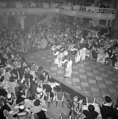 Bailarines interpretando la danza de los viejitos en El Patio