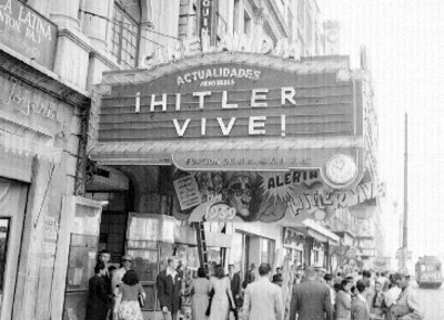Anuncio de la película ¡ Hitler Vive ! en la marquesina de Cinelandia