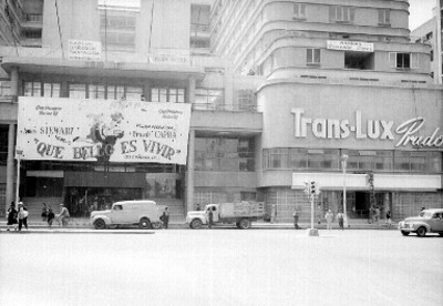 Marquecina de la película Que Bello es Vivir y anuncio luminoso del cine Trans - Lux Prado