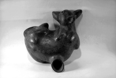 Reproducción de cerámica con forma de perro echado de la cultura Tumbas de Tiro