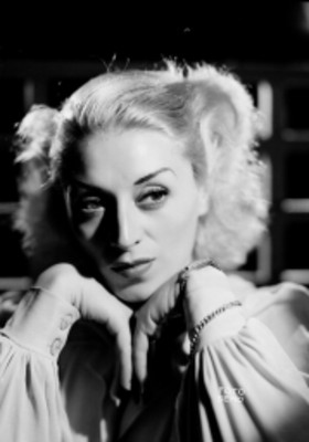 Anita Blanch, con manos en el mentón