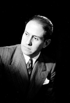 Agustín Delgado mira hacia la derecha, retrato
