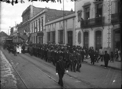 Comitiva que encabeza el desfile de la pila bautismal de Miguel Hidalgo y Costilla