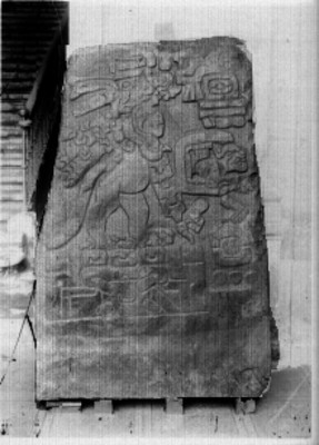 Estela maya con relieve escultórico, fragmento