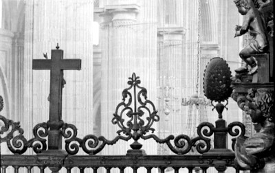 Crucifijo en la puerta del coro