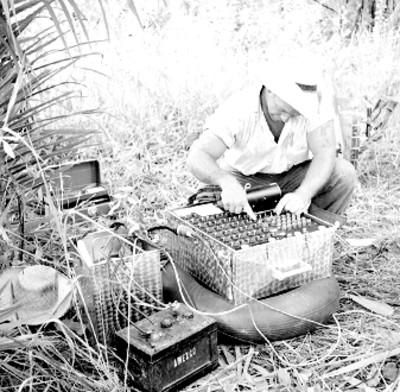 Explorador opera un instrumento de medición