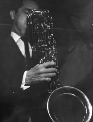 Saxofonista interpreta melodía de jazz