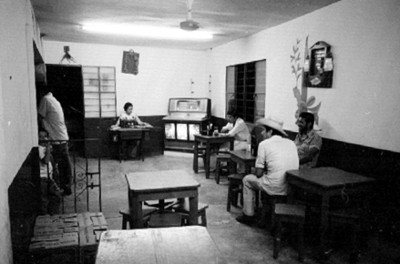 Hombres en una cantina