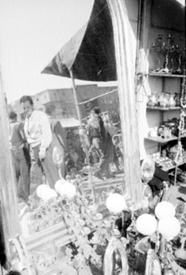 Puesto de lámparas en un tianguis