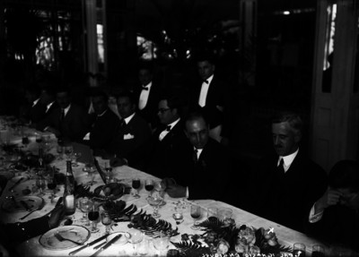 Ignacio Enriquez, general, con funcionarios durante un banquete