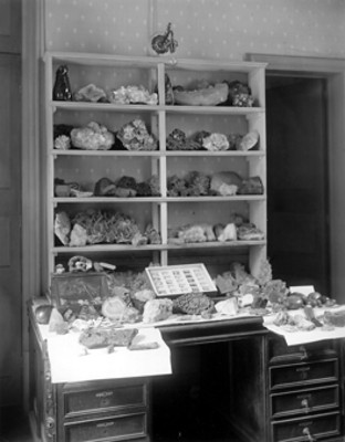 Colección de piedras sedimentarias sobre un estante