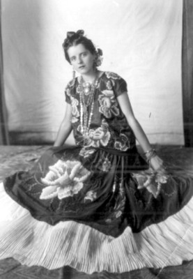 María de los Ángeles de Ivancovichi, con traje folclórico