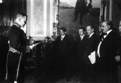Alvaro Obregón con Alex Adolf Wollert, ministro de Suecia, en Palacio Nacional