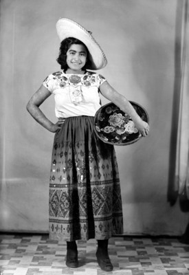 Mujer de traje típico, retrato