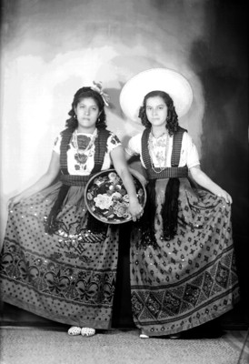 Muchachas de traje típico, retrato