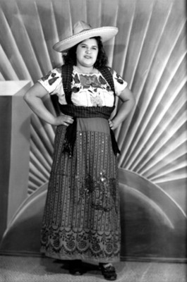 Mujer robusta con traje típico, retrato