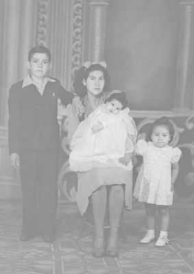 Mamá y tres niños, retrato de grupo