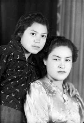 Madre e hija de clase media, retrato