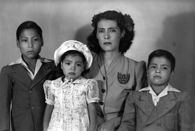 Mujer acompañada de dos hijos y una hija, retrato