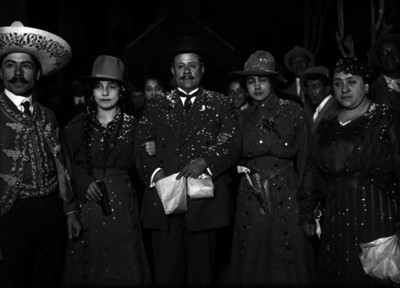 Benjamín G. Hill, en compañía de mujeres y charros al parecer durante un evento, retrato de grupo