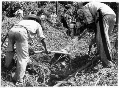 Trabajadores colocan tubería