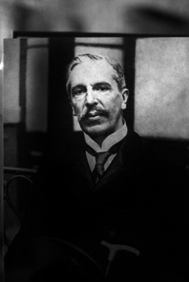 Pedro Lascurain Paredes, abogado y presidente en un salón, retrato