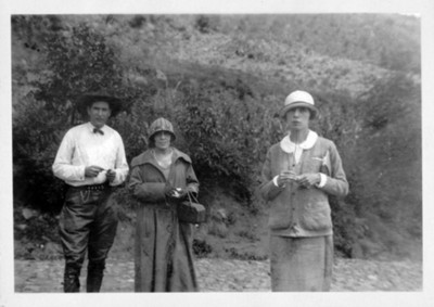 Mujeres y hombre, retrato de tres
