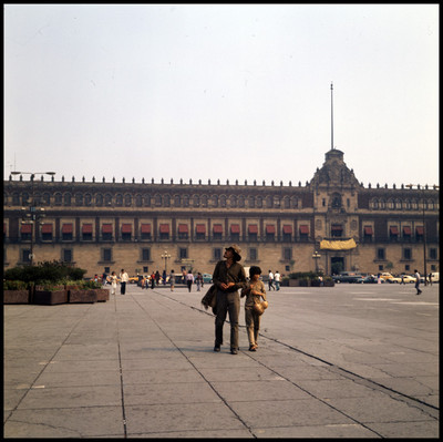 Rodrigo Puebla y "Pinolillo" graban escena en la plaza de la Constitución