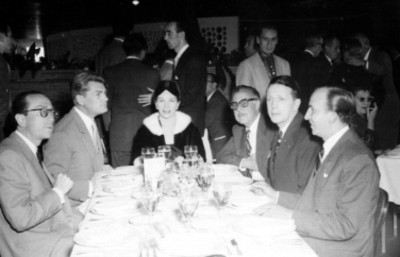 Antonio Haro Oliva, Chevalie, Fernando Soler y otras personas a la mesa, durante un banquete