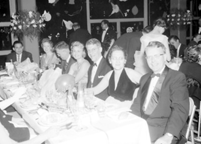 Trabajadores conviviendo en la posada organizada por General Electric, retrato