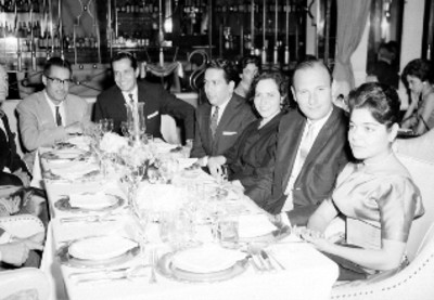 Empleados sentados a la mesa durante un banquete organizado por Commins de México, en el bar Sovia