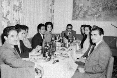 Ejecutivos de la Canadian Pacific conviviendo en un banquete