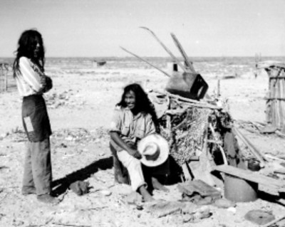 Seris conversando en una comunidad junto a una playa