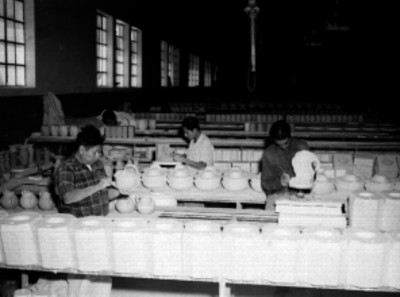Hombres trabajando en una fábrica de cerámica en Tonalá