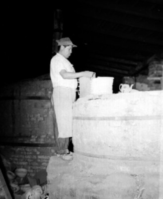 Artesano trabajando en la fabricación de cerámica en una industria de Tonalá