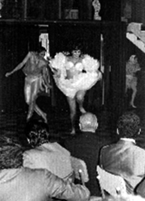 Mujer bailando en el escenario de un club nocturno