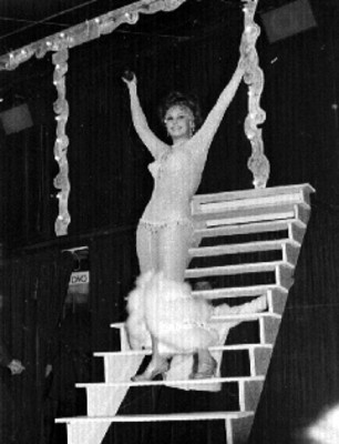 Hombres cargando a una bailarina, durante un espectáculo musical en un cabaret