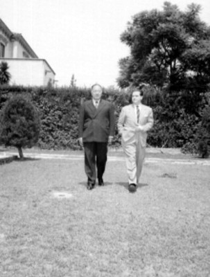 Marte T. Gómez, Ingeniero conversando con un individuo en jardín de una casa