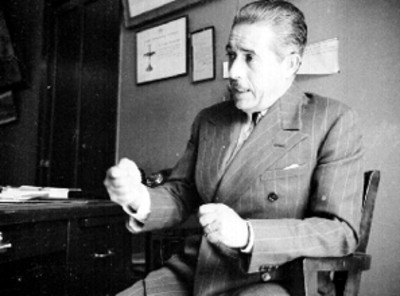Tirso Hernández, General conversando probablemente con otro individuo en su oficina