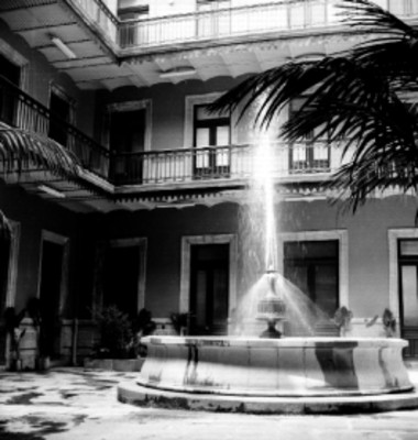 Fuente en el patio central del nuevo edificio de la CONASUPO