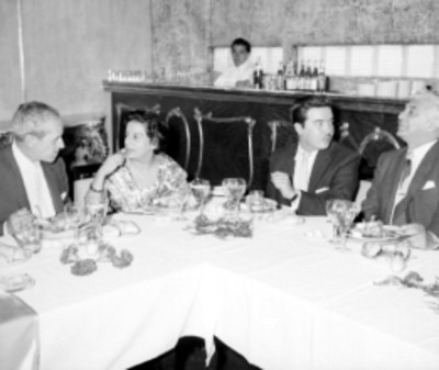 Salomón González Blanco sentado a la mesa durante una comida ofrecida por periodistas