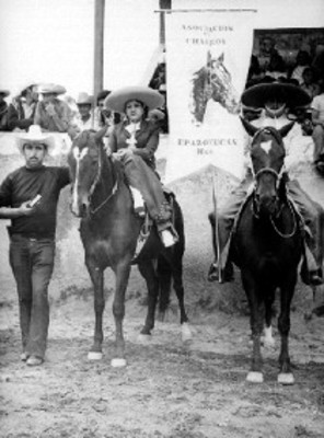 Hombres y mujeres de la "Asociación de Charros de Epazoyucan Hidalgo" posan para retrato