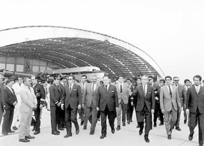 El presidente Díaz Ordaz y su comitiva en su recorrido por las instalaciones de la terminal de transportes aéreos de PEMEX
