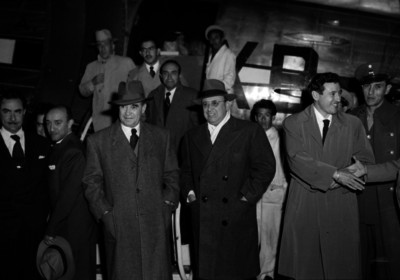 Romulo O'farril, empresario acompañado de su hijo y otras personalidades junto a un avión en el aeropuerto de la cdad. de México