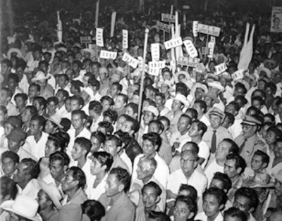 Aspecto de una manifestación en apoyo a Lic. Adolfo López Mateos, integrantes de la CROC y CTM