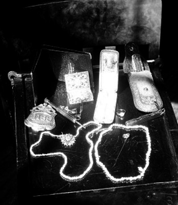 Joyas, navajas y placa de policía decomisadas por la policía